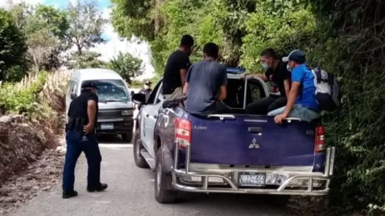 Coyote con tres personas