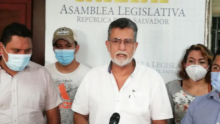 Jorge Schafik Hándal con hijos de veteranos