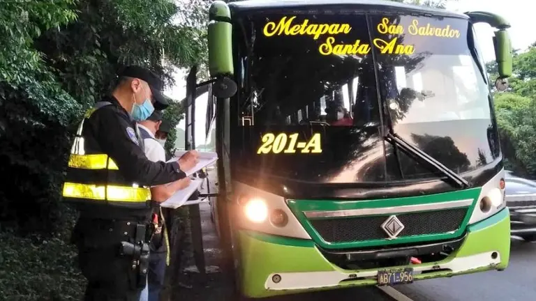 Busero multado