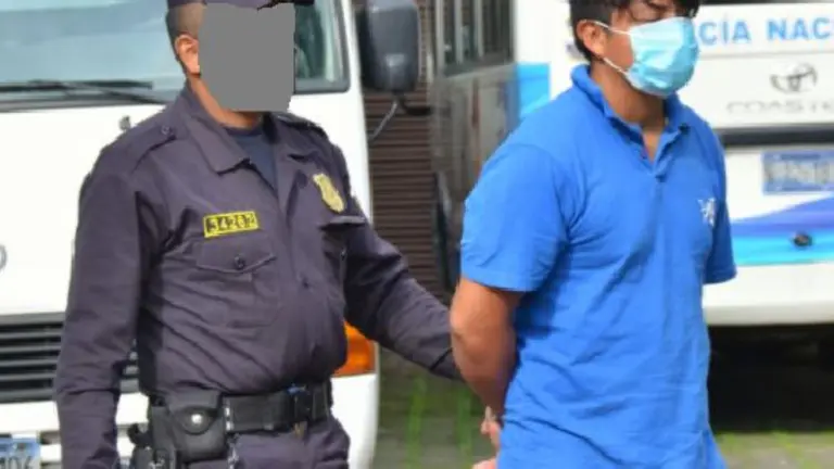 Robó celular a menor