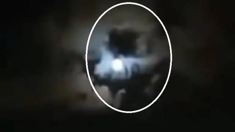 Figura de Maradona en el Cielo2