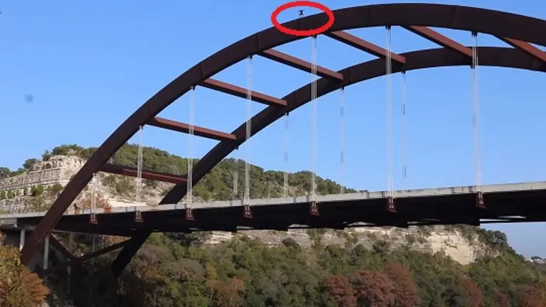 Youtuber se lanza de puente