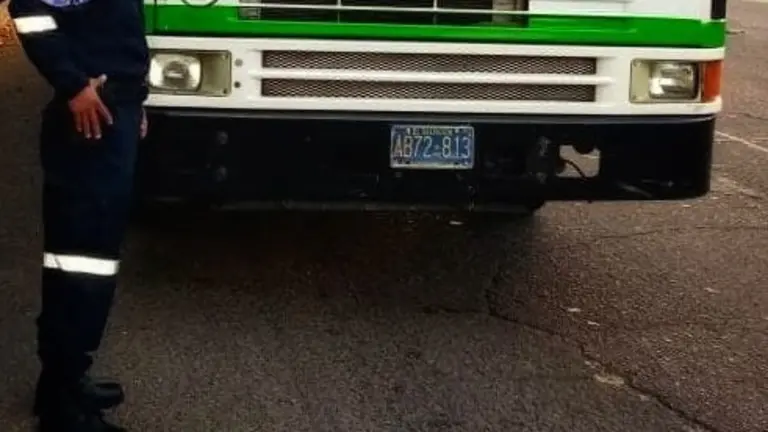 Policía frente a un bus