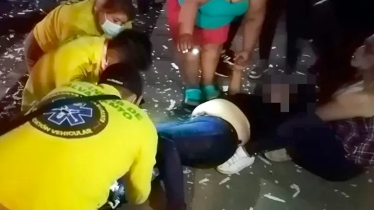 Mujer cayó del techo de su casa