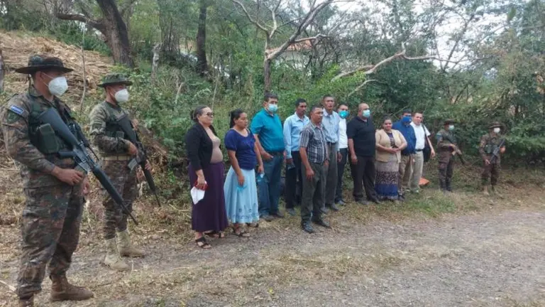 Dos salvadoreños y once hondureños