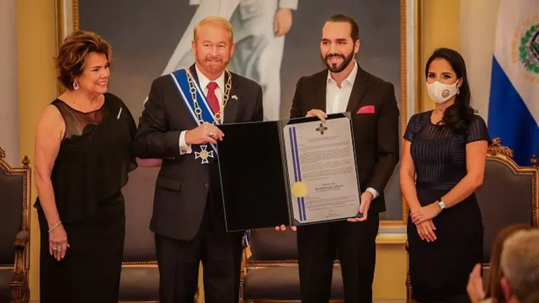 Condecoración al embajador