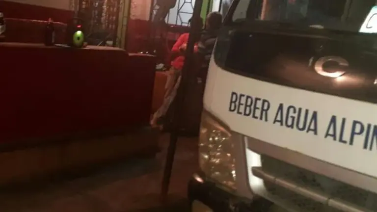 Empleados repartidores de agua