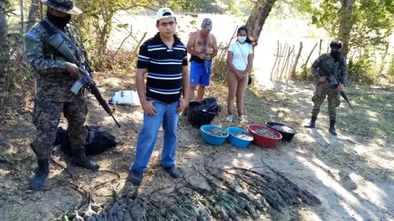 Hondureños con garrabos