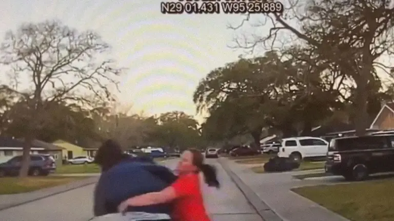 Embiste a joven por espiar a su hija