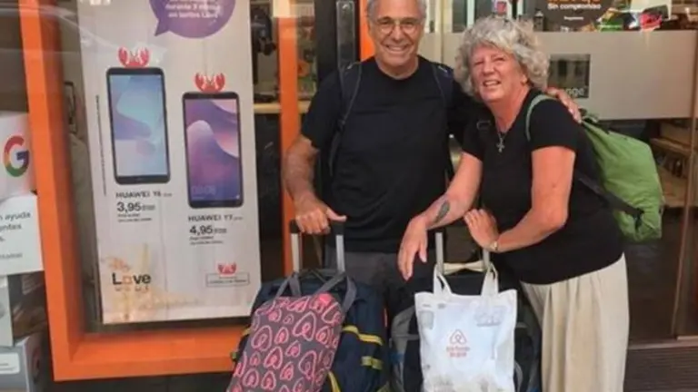 Pareja que viaja a más de 80 países