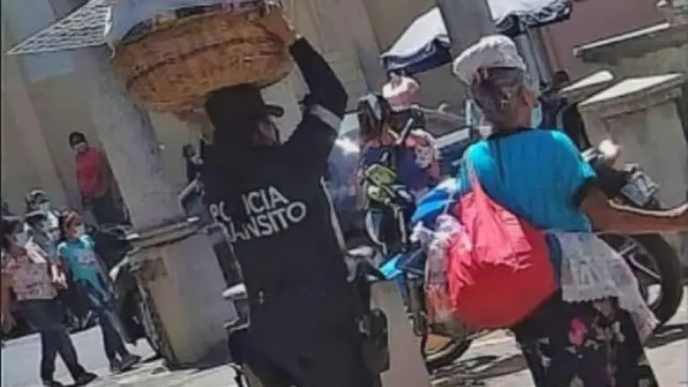 Policía de tránsito cargando un canasto