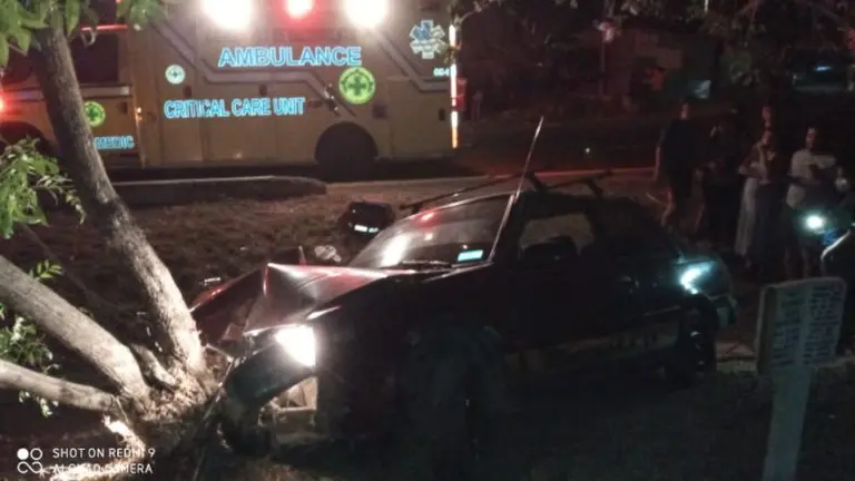 Muere al estrellarse contra un árbol