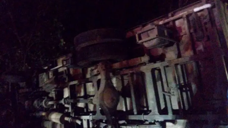 Dos hombres sobreviven a vuelco de camión