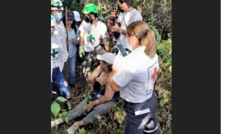 Once turistas en volcán de San Salvador