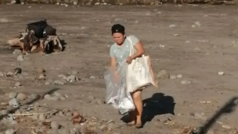 Mujer recogiendo basura