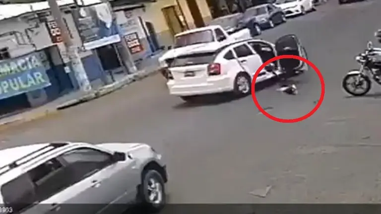 Niño cae de carro en Santa Ana