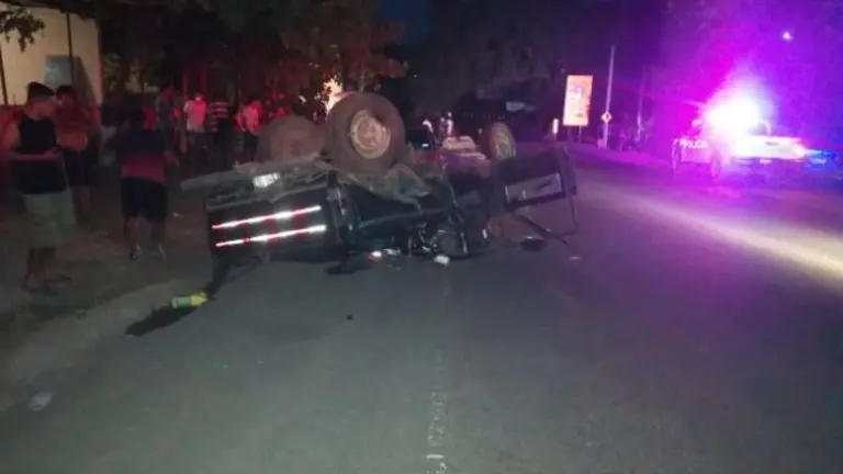 Vuelco de pick up en el Tunco