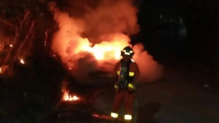 Incendio de vehículo en Santo Domingo