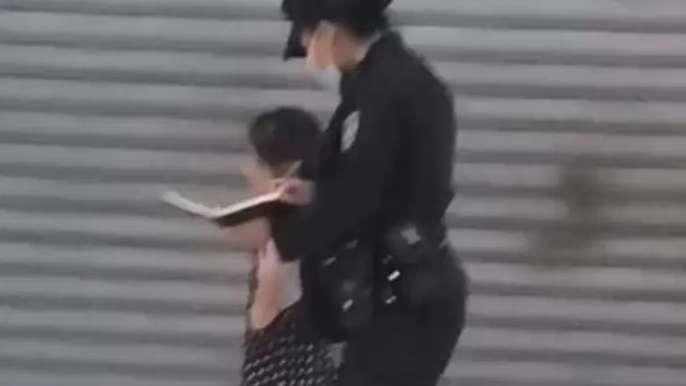 Niña abandonada en Metrocentro de Sonsonate