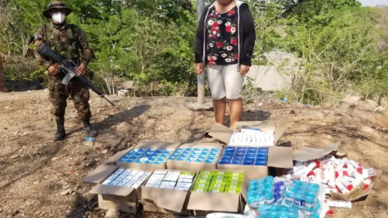 Interceptan a mujer con medicamentos