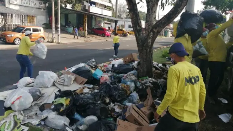 Retiran basura en bulevar Los Héroes
