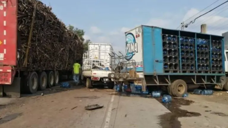 Rastra y 7 vehículos