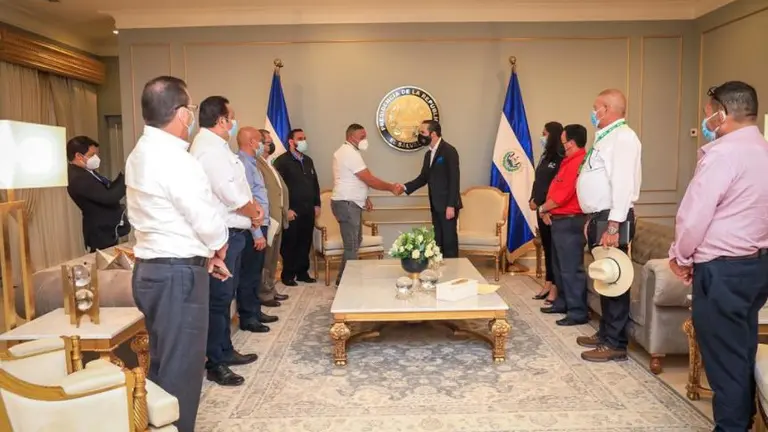 Donan vacunas a 7 alcaldes hondureños