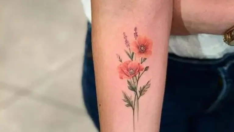 Tatuaje artístico en una mujer