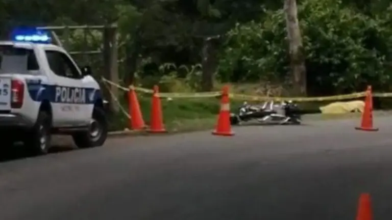 Motociclista muere al chocar contra microbús