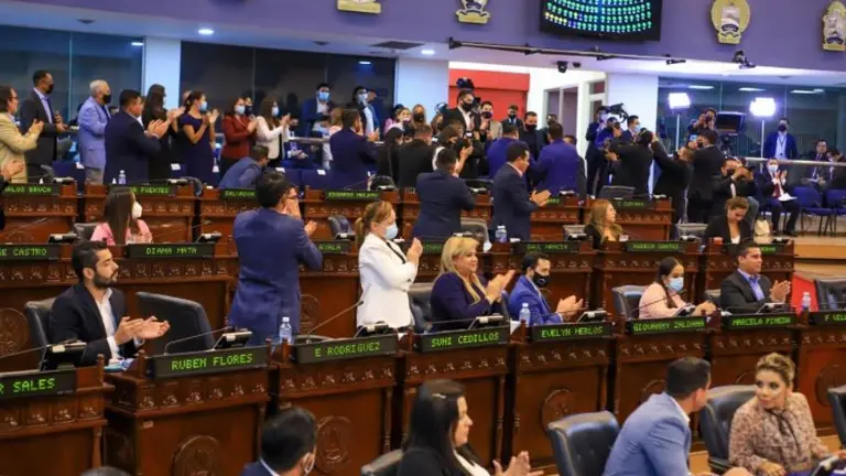 Diputados con 74 votos
