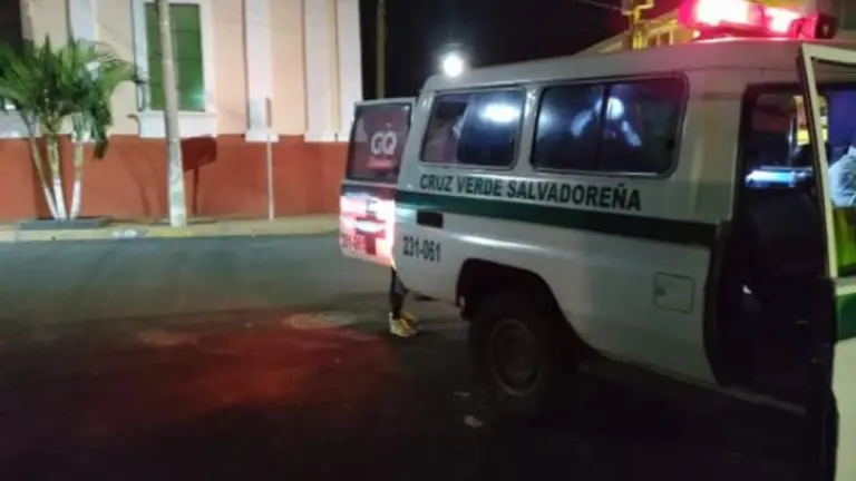 Hombre escapa de asaltantes en Santa Ana