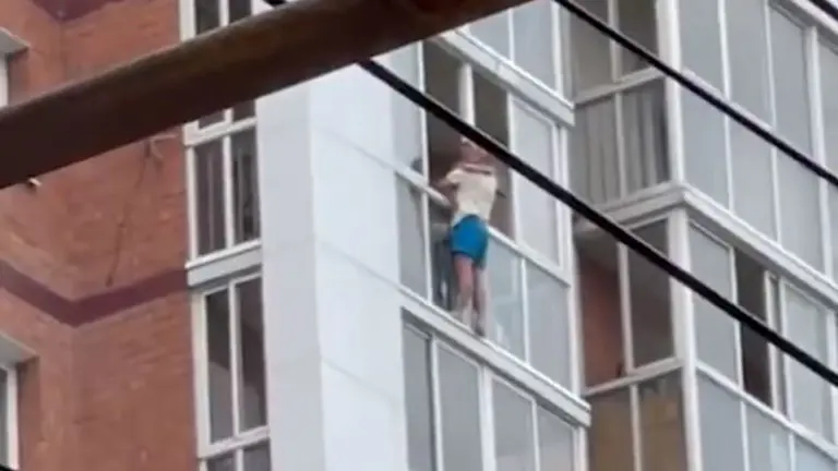 Hombre en balcón
