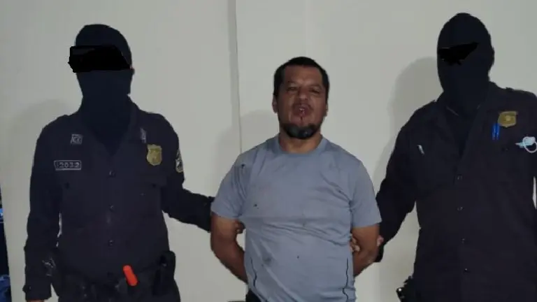 Balea a dos policías