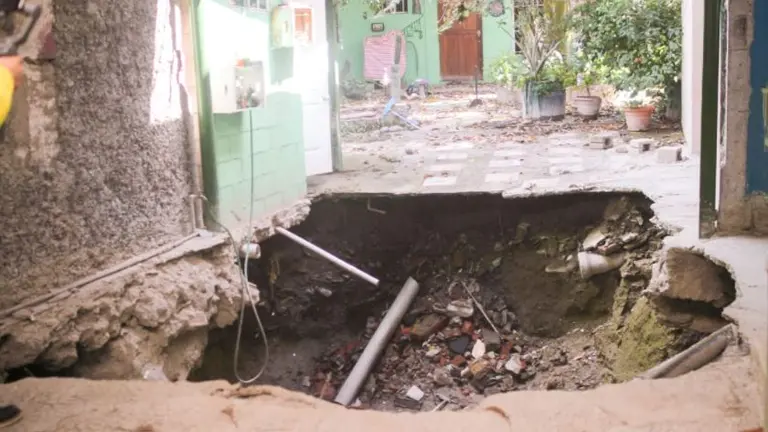 Socavón en barrio San Esteban