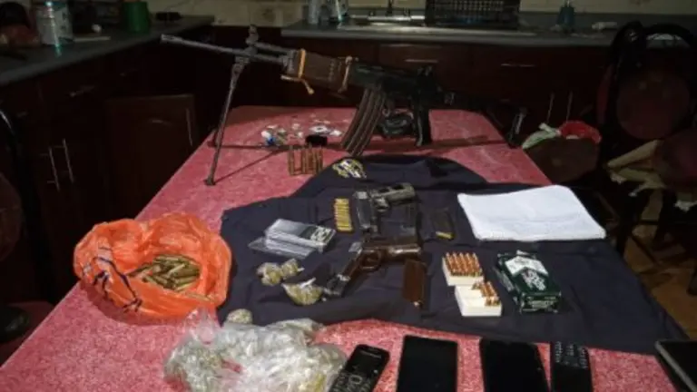 Encuentran armas y uniforme policial