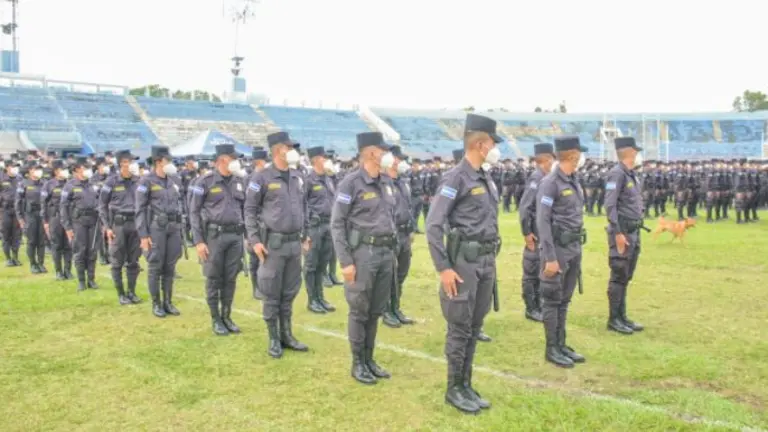 Gradúan a 411 policías