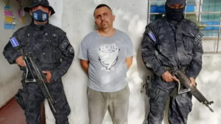 Cinco cargos en Arkansas