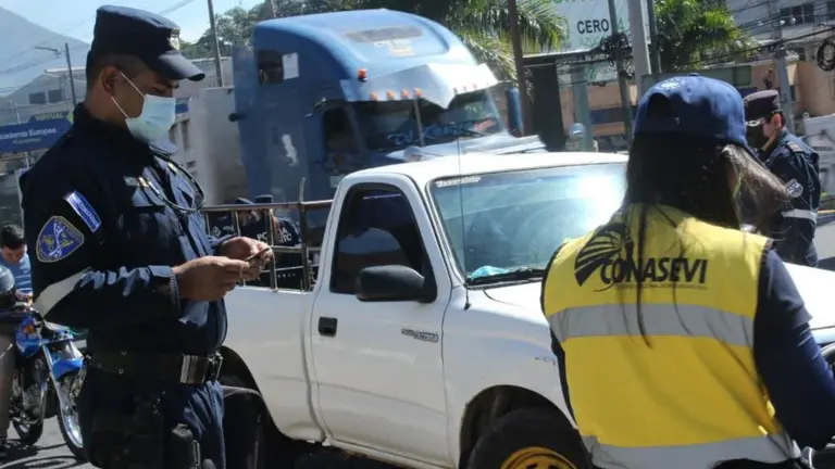 Sancionan a ocho conductores