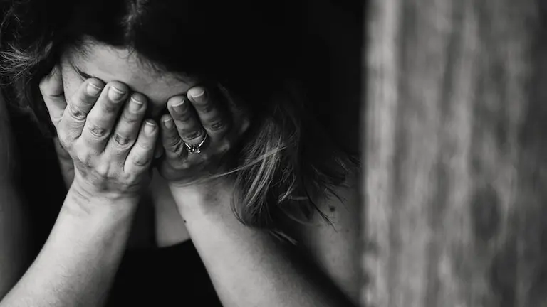 mujer llorando