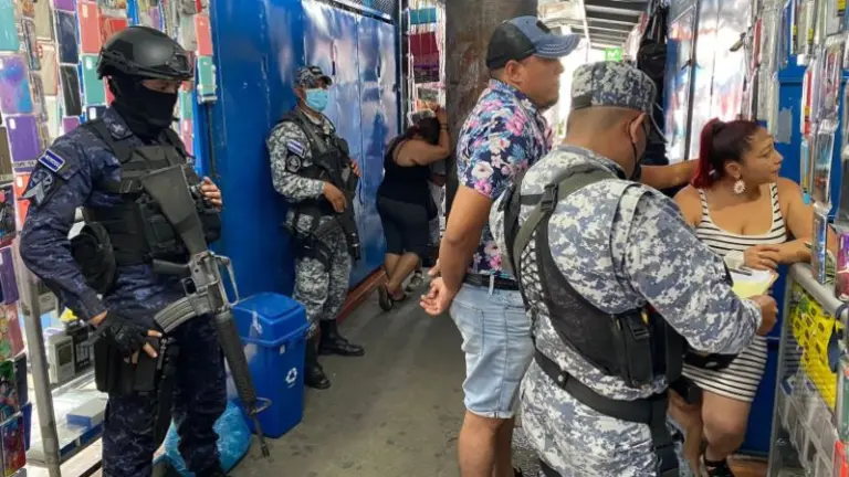 Mujer y hombre detenidos