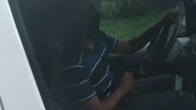 Hombre mostrando su genital a mujer