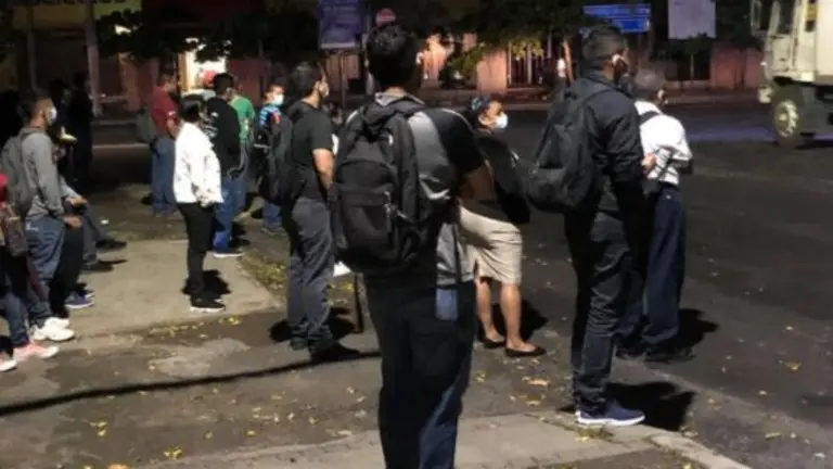 Usuarios afectados por paro de la 102