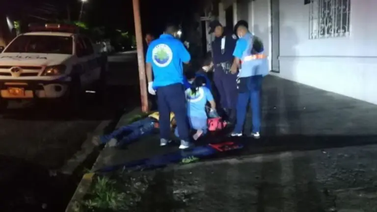 Golpeado en la Avenida Independencia de Santa Ana