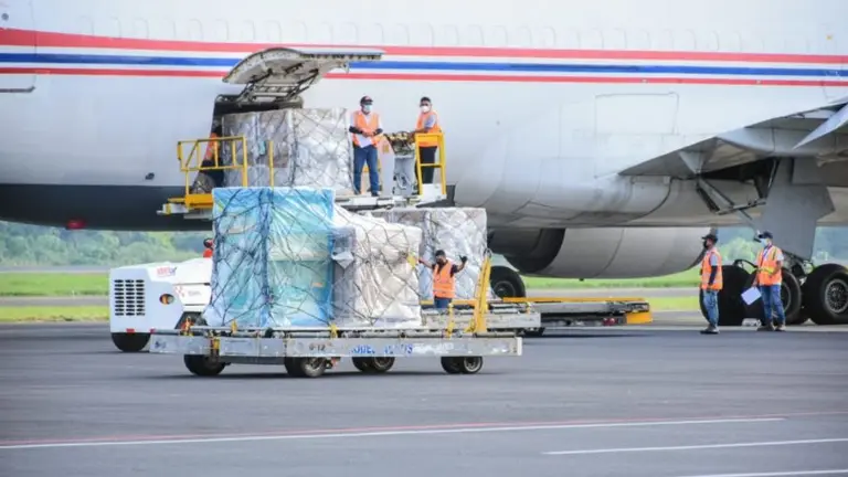 Arriban vacunas de AstraZeneca