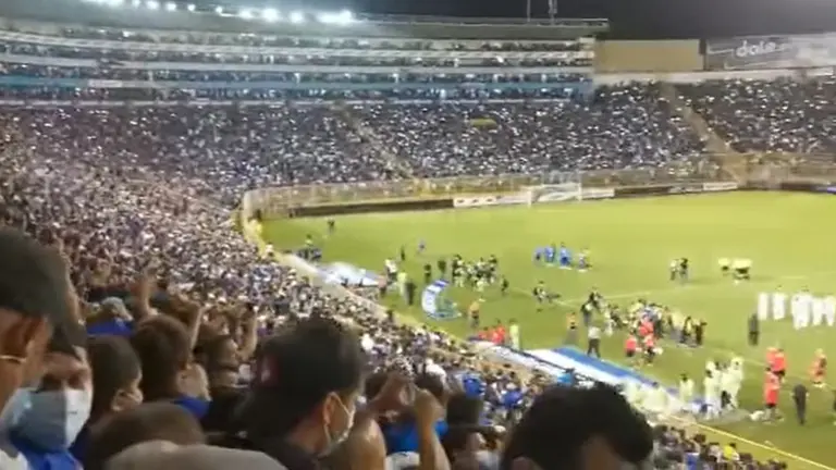 Afición en el Cuscatlán