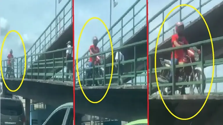 Motociclista en pasarela