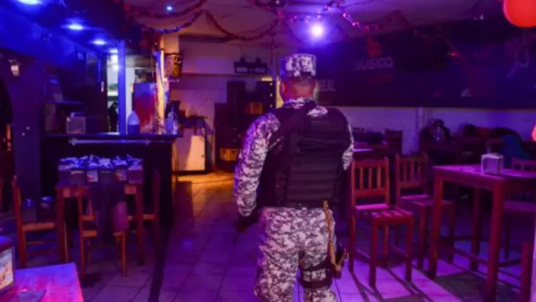 Dos bares de la zona real