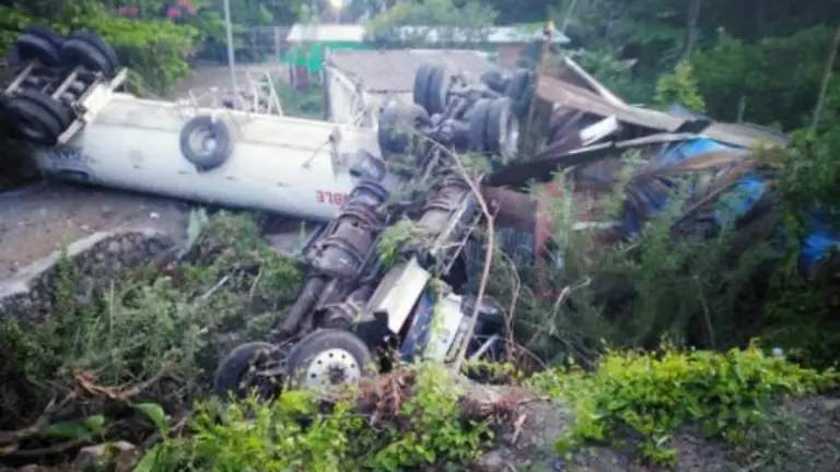 Accidente en puente de Acajutla