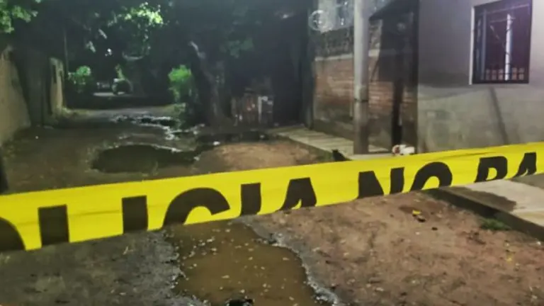 La matan a machetazos