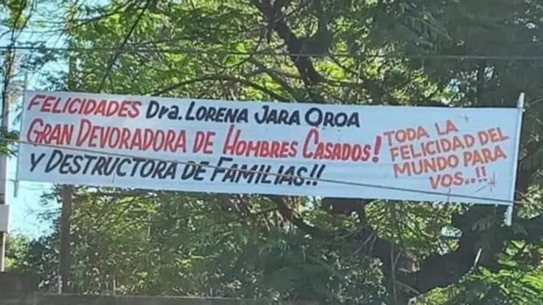 Pancarta con mensaje a doctora